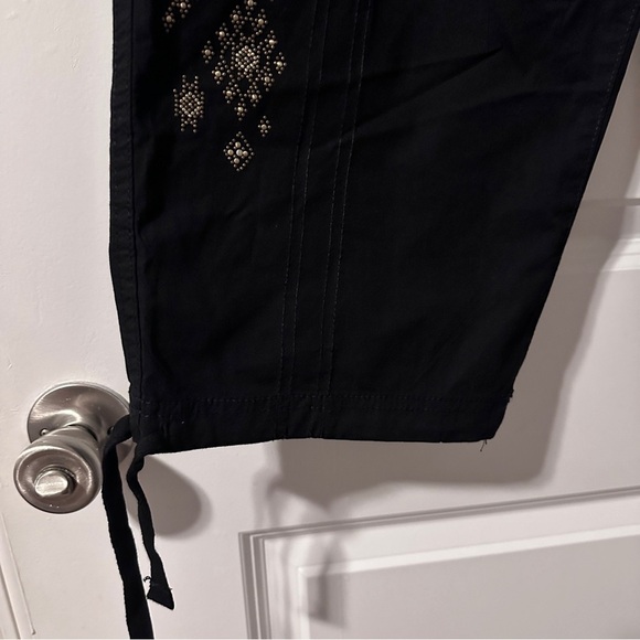 NWT St. John’s Bay Black Studded Mid-Rise Capri Cargo Pants Women’s Size 12 Y2K - Picture 5 of 13